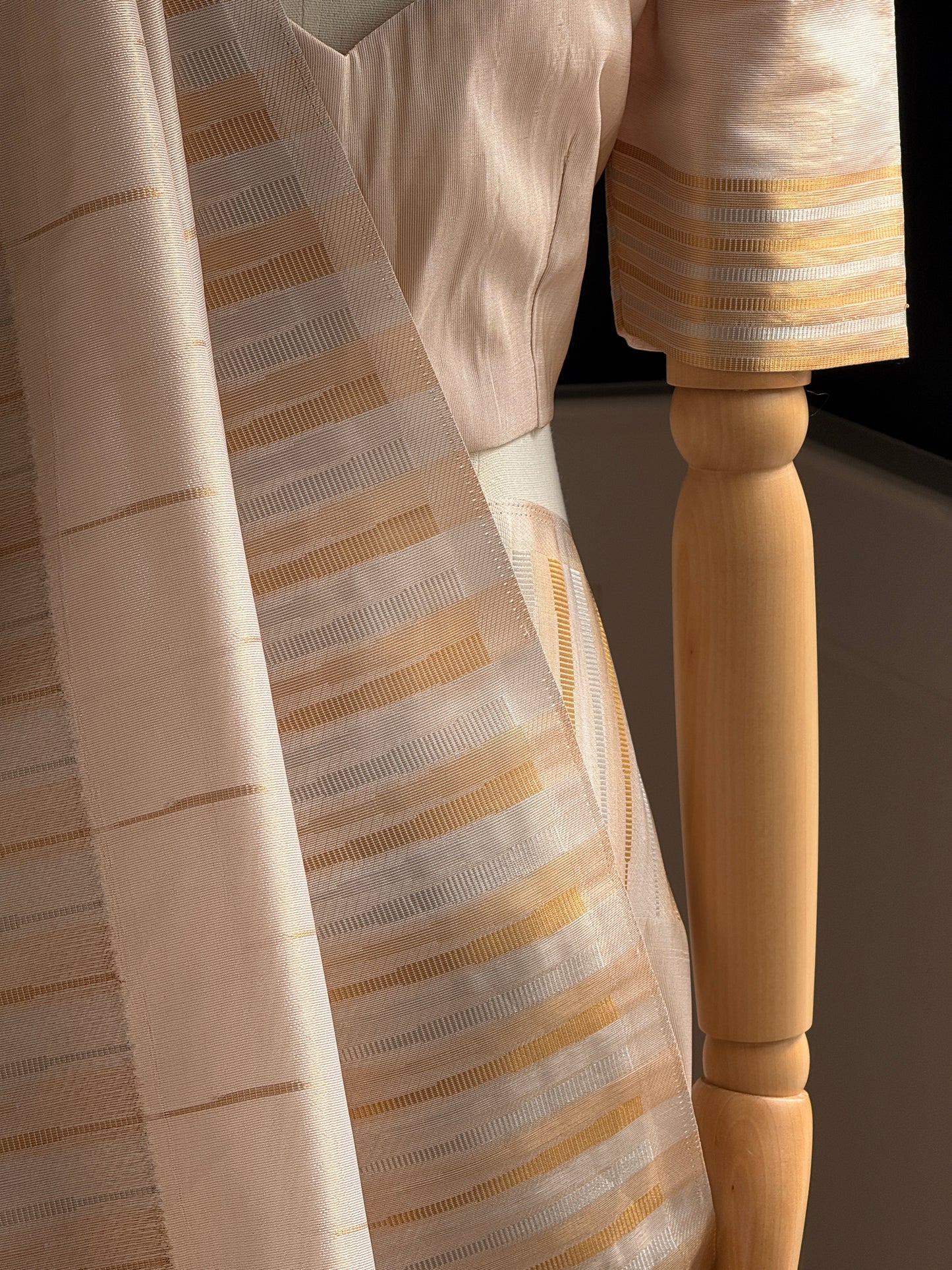 Banarasi Silk Tissue Saree Feat. Double Antique Gold & Silver Borders, Subtle Golden Lines all over  the Body, & Mullai Moggu Pallu with Temple Border.
Lightweight, Soft, Comfortable with a Soft Antique Gold Sheen. Ideal for onam & all festivities 🎉