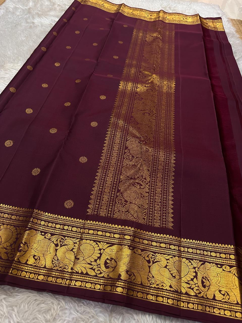 Mythili – Deep Pink Kanchipuram Silk Saree with Kamalam Buttas
Intricately woven with Vanasringaram motifs in a regal brown border
A heritage drape featuring elephants, peacocks & Rudhraksham
