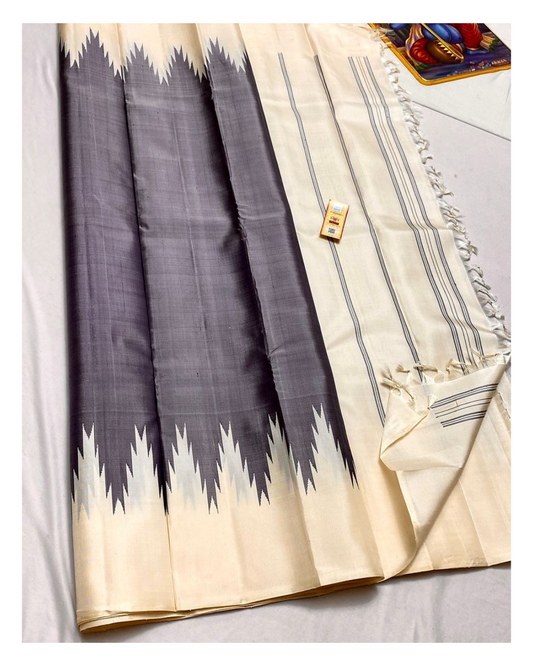 Ananta ✨ – Grey Kanchipuram Pure Silk Saree
Featuring serene ivory thazhampoo reku motifs 🌿
Minimalist no-zari Kalakshetra style for understated elegance ✨
Pristine ivory seer pallu with stunning thazhampoo panels 🌸