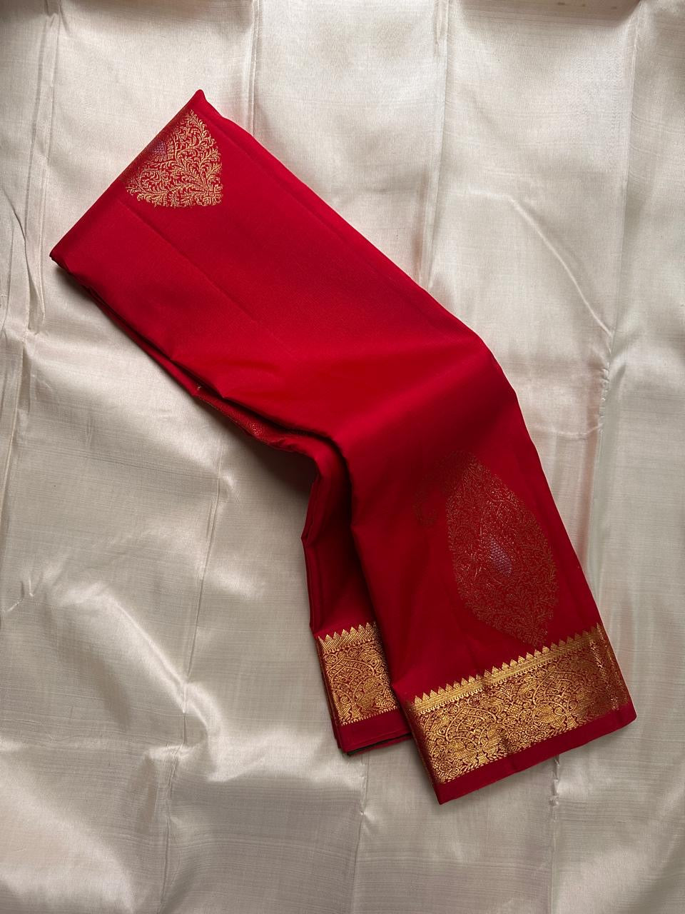 💎vermillion Bloom — Pure Kanchipuram Handloom Silk Saree

Deep vermillion Bloom • Emerald Pallu • Grand Gold Paisley Weave
Luxury heirloom silk with artisanal zari craftsmanship — Silk Mark Certified | Free Shipping Within USA | Ships in Two Weeks