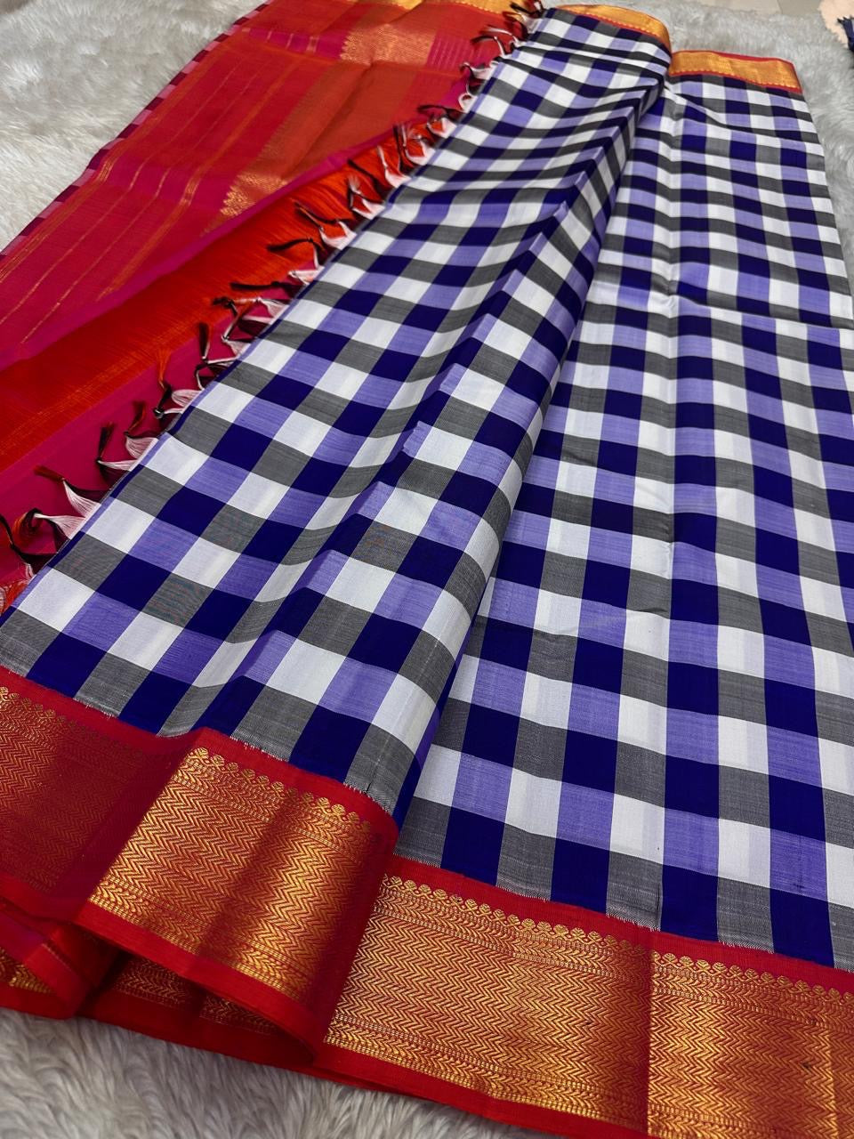 ✨ Varnika Checks — Pure Silk Kanchipuram Saree (Kattam)
Indigo–lavender–ivory checks with roja-red zari borders & rani contrast pallu
Silk Mark Certified ✅ • Ships in Two Weeks • Free Shipping within USA 🇺🇸