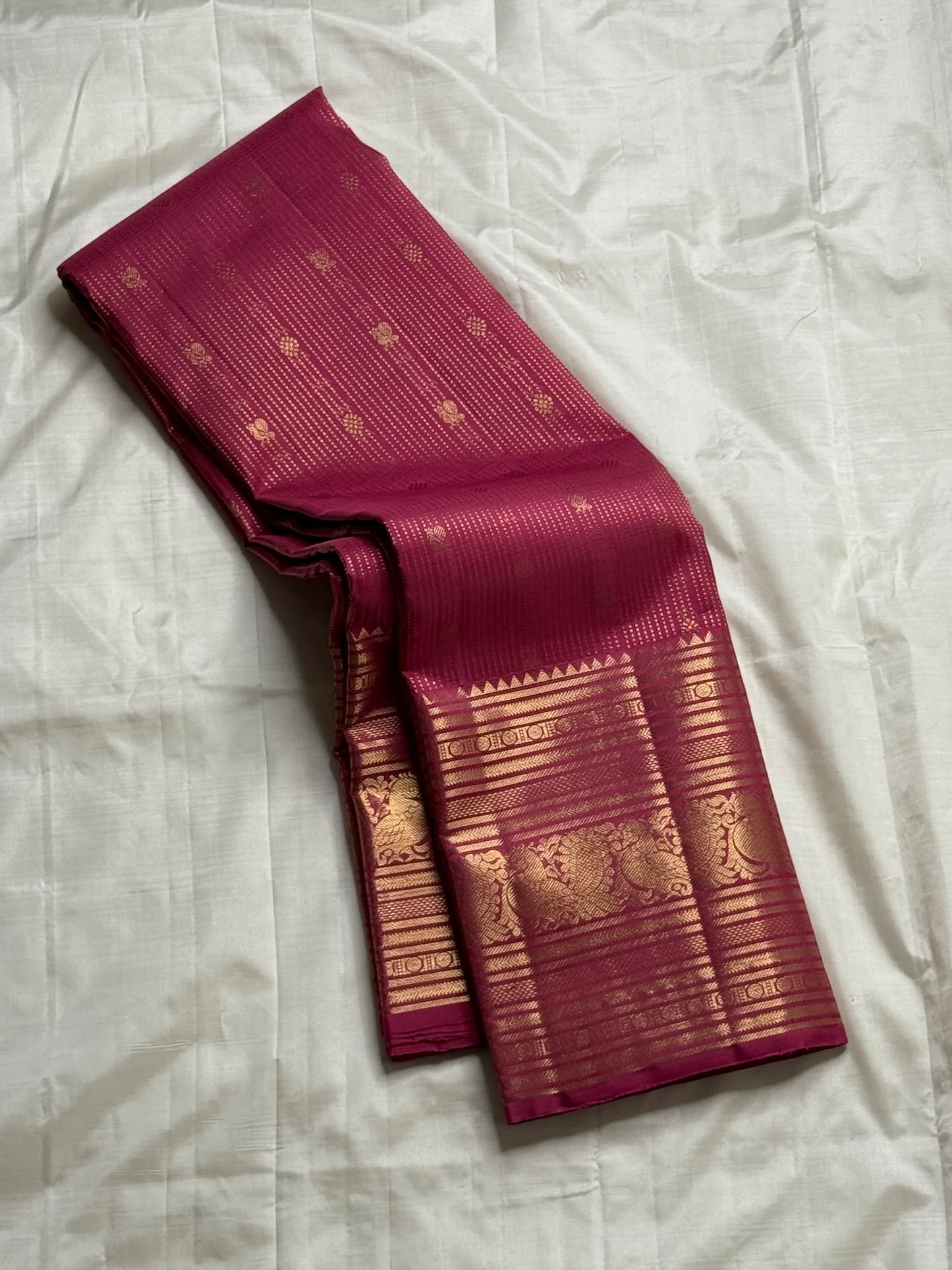 Kanakamalli — Pure Kanchipuram Silk Saree
Rani rose / magenta silk with vertical zari lines & gold peacock borders
Silk Mark Certified • Blouse Stitching Available ($30) • Free Shipping within USA • Ships in Two Weeks