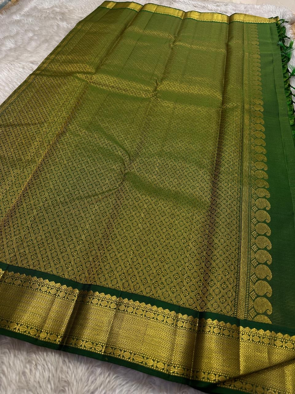 Kili Green ✨
Vairaoosi Pure Silk Kanchipuram Saree
Adorned with graceful Kili (parrot) motifs
Vanki Neli Border with Arai Maadam & Rudhraksham Pet
Opulent Grid Zari Weave with Green Vairaoosi Blouse fabric