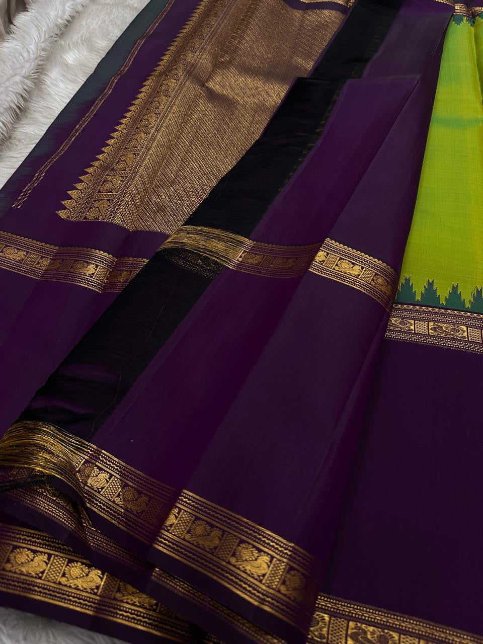 Sivakami ✨
Royal Aubergine & Parrot-Green Korvai Kanchipuram Pure Silk Saree
With Purple Thazampoo Reku Crown & Rettapet Mayil Zari Border
Grand Gold Brocade Pallu with Temple-Inspired Detailing
Silk Mark Certified | Handloom Heirloom Elegance