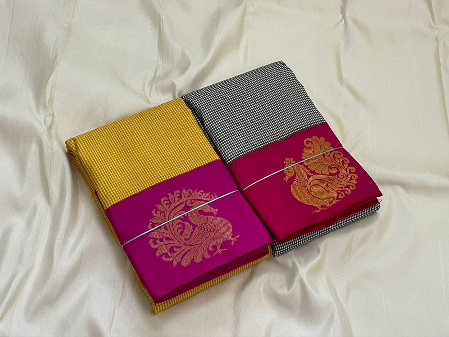 Kanakambari — Pure Kanchipuram Silk Saree (Haldi Yellow × Rani Magenta)
Vibrant haldi-yellow micro-checked body with antique zari peacock motifs on korvai magenta borders
Silk Mark Certified • Fall & Pico Done • Blouse Stitching Available ($30) • Free Shi