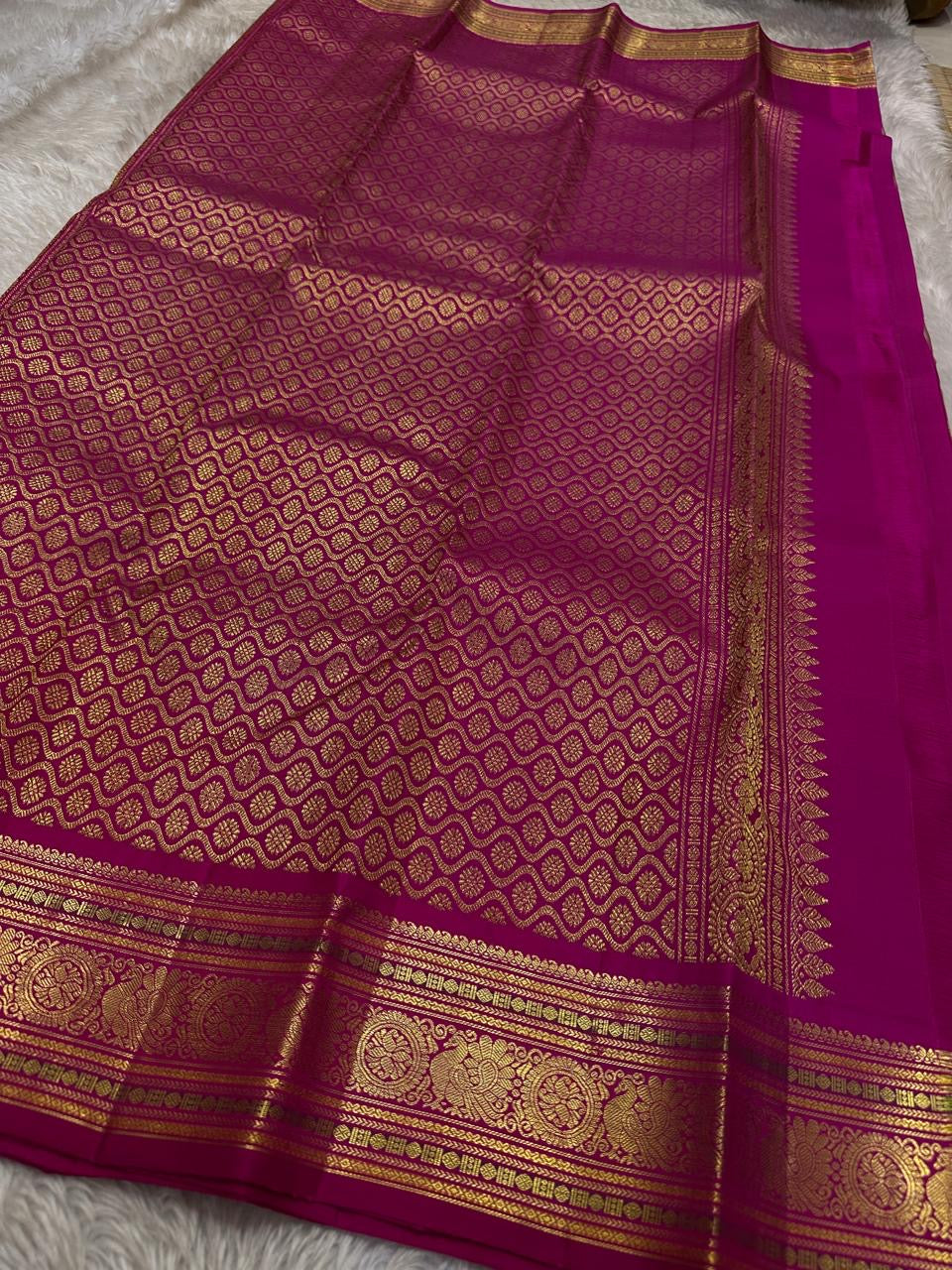 Rose Radiance ✨ – Pure Kanchipuram Silk Saree in Pink

Korvai Raspberry-Pink Border with Floral & Medallion Zari Panels; Magenta Selvedge
Body in Rose Pink with Gold Buttas
Rich Magenta Zari Brocade Pallu with
Silk Mark Certification