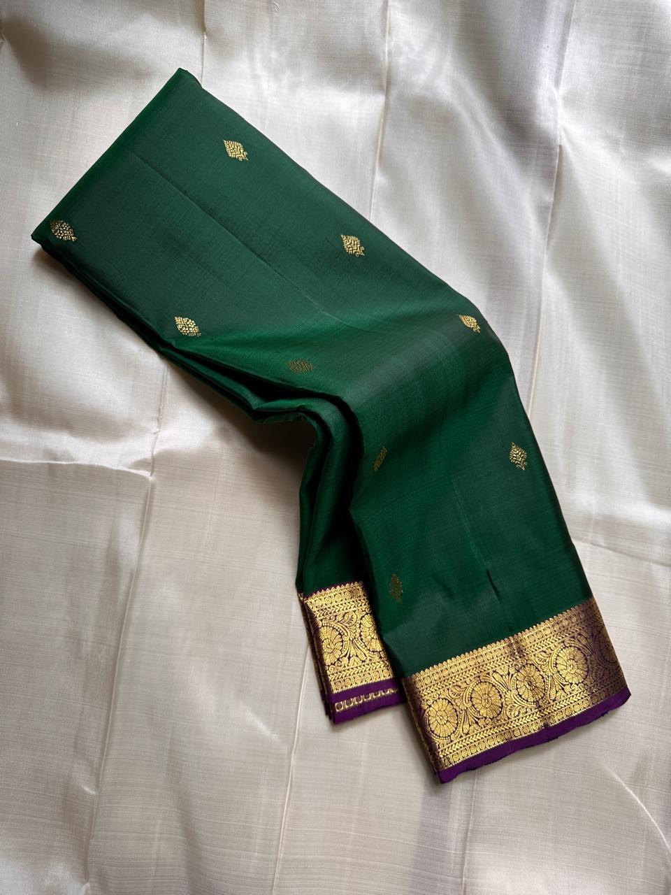 Marakatha Valli ✨ – Pure Kanchipuram Silk Saree
Emerald Green Body with Fine Zari Buttas
Royal Purple Korvai Border with Gold Zari Motifs
Majestic Purple Pallu with Rich Gold Zari Brocade
Silk Mark Certified | Fall & Pico Done | Blouse Stitching ($30) |