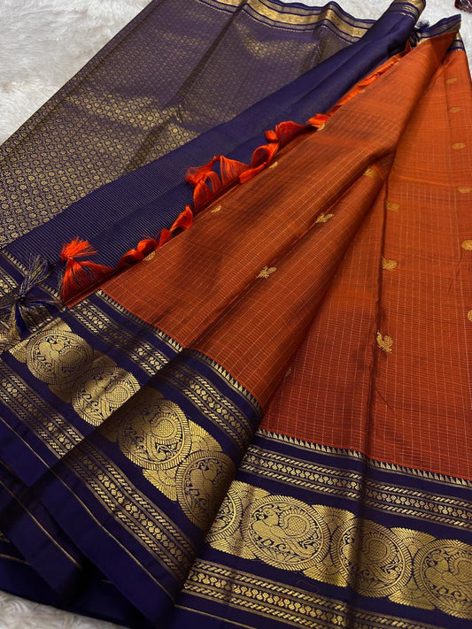 Rust Orange Sorgavasal Mayil – Pure Kanchipuram Silk Saree
Rust Orange Body with Petite Gold Zari Buttas ✨
Grand Navy Border with Sorgavasal mayil Peacock Motifs 🦚
Contrast Pallu in Rich Zari Weave 💫
Silk Mark Certified, delivery in 2 weeks