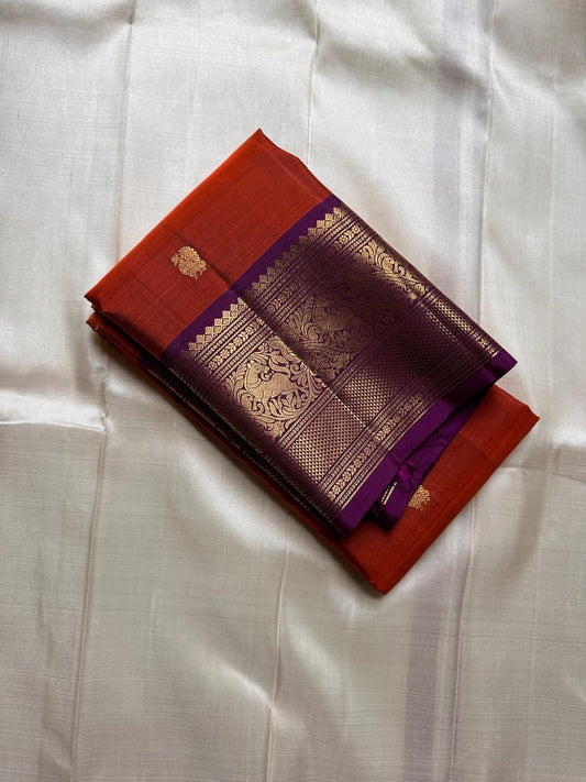 Sindhoora Valli – Orange & Violet Kanchipuram Pure Silk Saree ✨
Auspicious Orange Body with Golden Zari peacock Buttas
Violet Korvai Border with Temple-Inspired Motifs
Grand Violet Pallu with Intricate Zari Weaving

Silk Mark Certified, delivery in 2 week