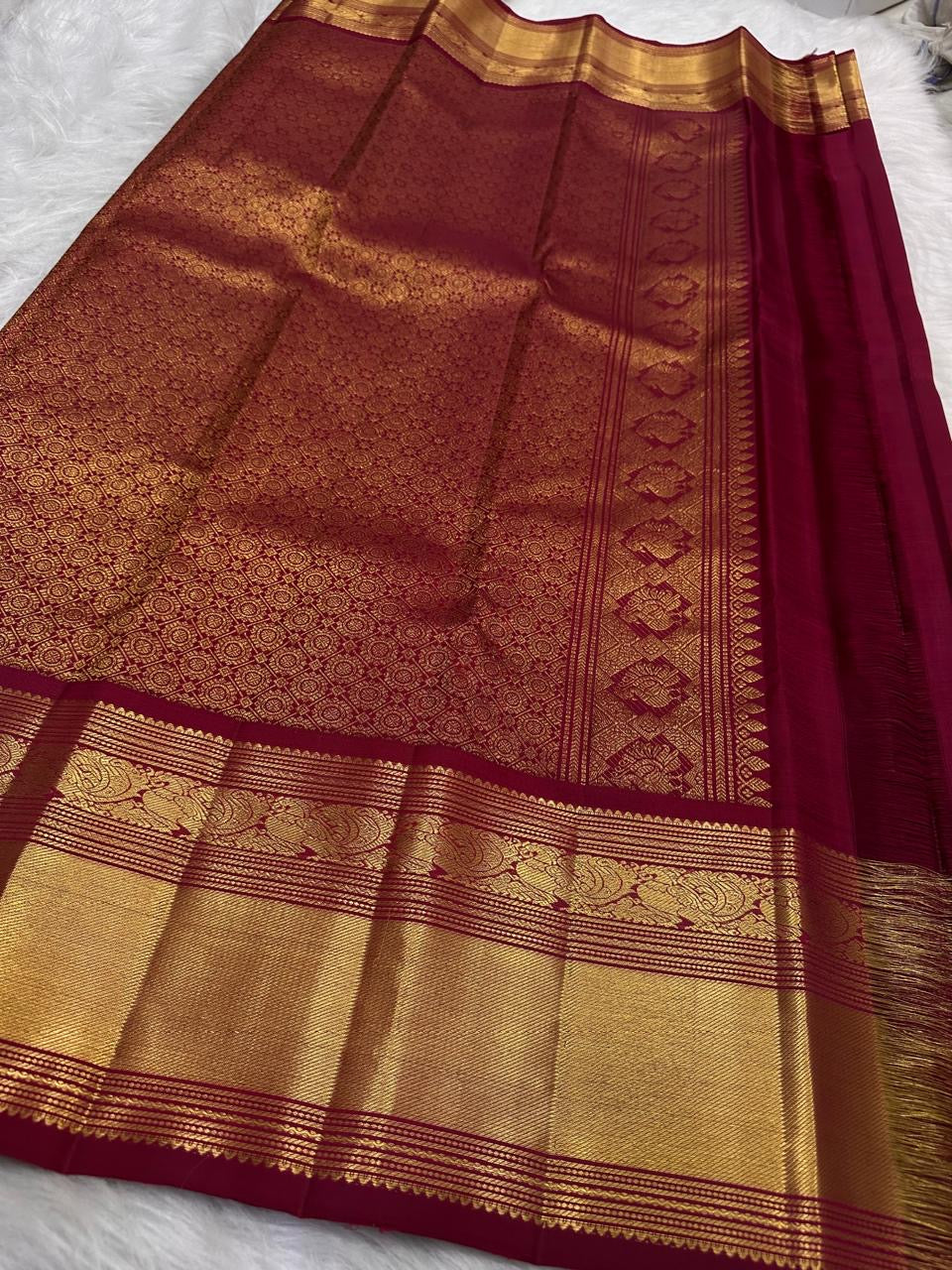 Deep chilli red Kanjipuram Rettapet saree with Bavanji zari border – detail view