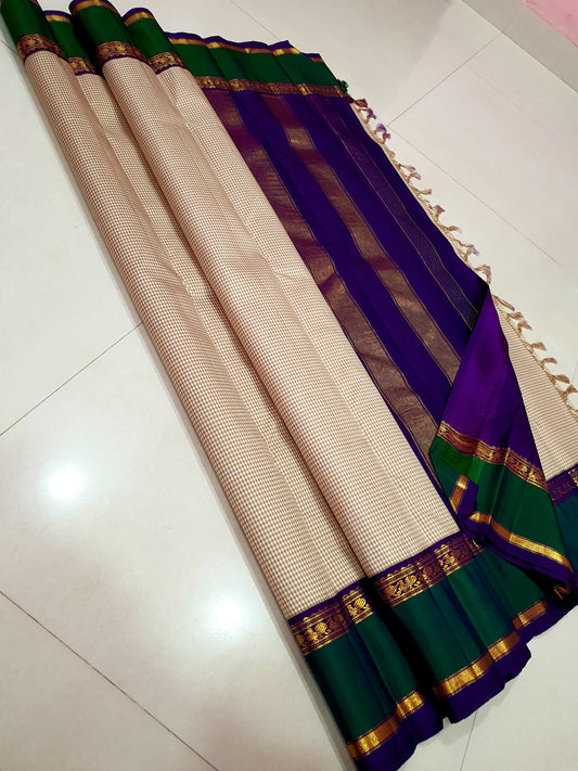 Sandal Emerald Kattam – Pure Kanchipuram Silk Saree
Micro Sandal & Ivory Checks with Korvai Emerald Green Border
Purple Selvedge with Zari Floral Detailing
Rich Purple Zari-Striped Pallu | l
Silk Mark Certified ✅ | ships in two weeks