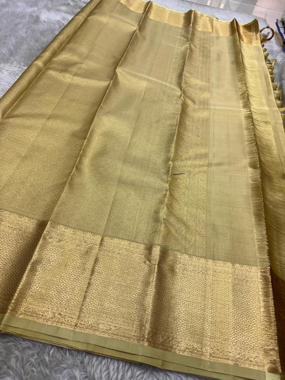 Hamsini — Cream & Gold Kanchipuram Pure Silk Saree
Featuring Exquisite Vairaoosi Zari with Peacock & Kamalam Motifs
Raised, Embossed Zari Adding Dimension and Shine
Thick Mayil-Kann Border with Luxurious Lustre & stunning border , silk mark certified