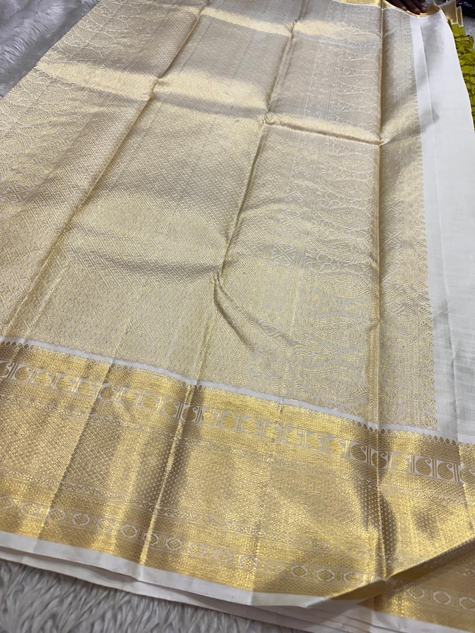Ivory Olive Green — Pure Handloom Kanchipuram Silk Saree 🌿
Olive Green Body with Floral Zari Buttas & Contrast Ivory Brocade Border ✨
Silk Mark Certified • free shipping within  USA ships in two weeks