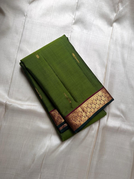 Varnam – Leaf Green Pure Kanchipuram Silk Saree with Gold Zari Buttas, Trellis Design Arakku Border, and Contrast Maroon Zari Pallu