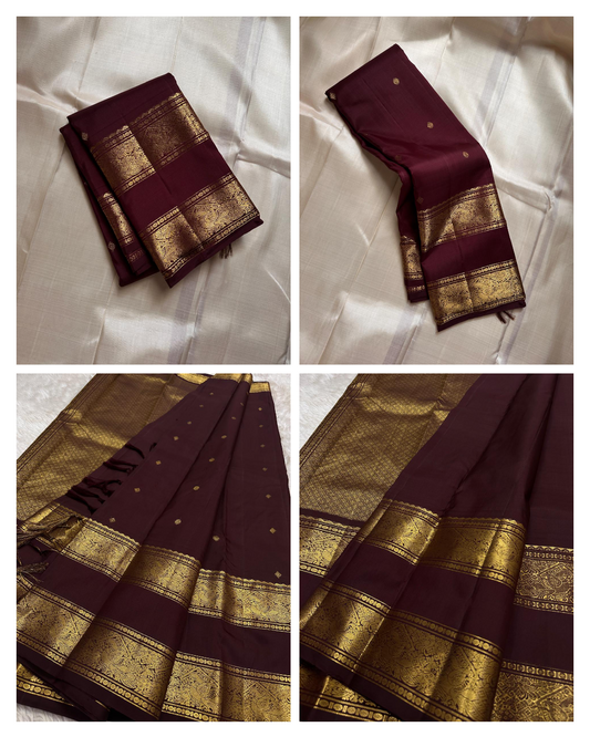 Kasturi 🌰✨
Deep Coffee Brown Pure Silk Kanchipuram Saree
Gold Zari Woven Kamalam & Diamond Buttas All Over
Double Border with Mayil Pettu & Rettapettu Detailing
Diagonal Peacock Pallu with Floral Vine Motifs