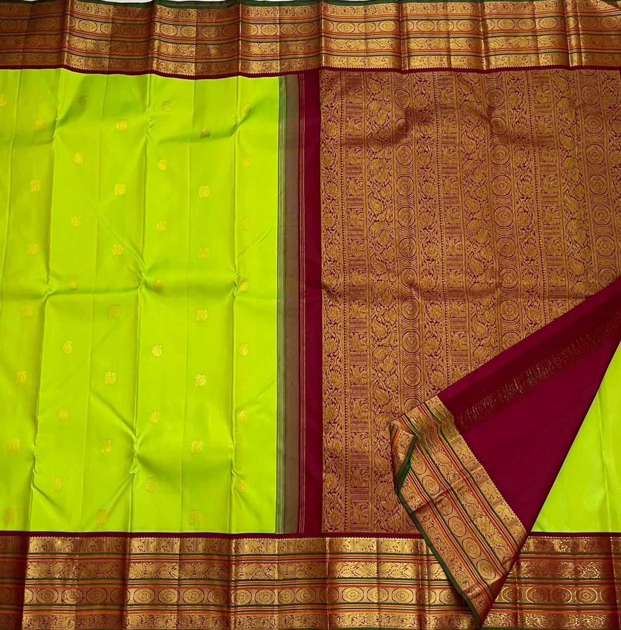 Lime Glow Korvai
Pure Kanchipuram Silk Saree – Lime Green Body with Gold Zari Buttas
Contrast Maroon Korvai Borders with Intricate Zari Motifs
Grand Maroon Zari Pallu with Heritage Weave and Hand-Knotted Tassels
Silk Mark Certified ✅ | Fall & Pico Done ✅