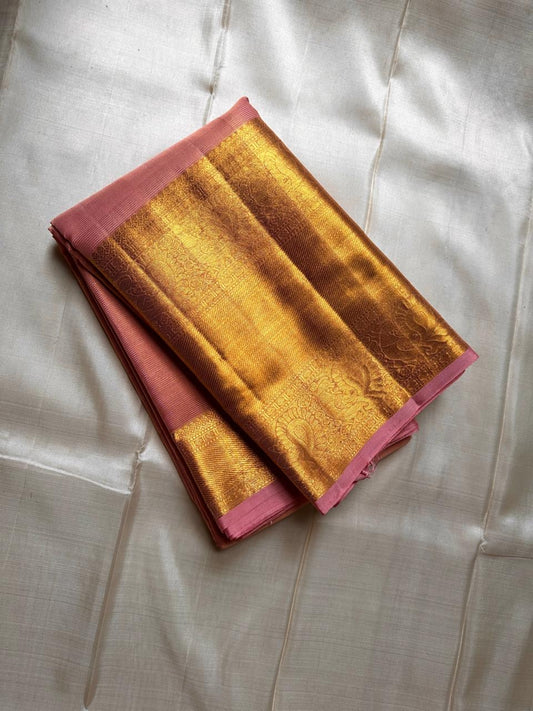 Varnika – Handwoven Kanchipuram Silk Saree in Rose Gold Pink
Graceful and radiant, this rose gold pink Kanchipuram silk saree features delicate gold zari paisleys and Gandaberunda motifs.