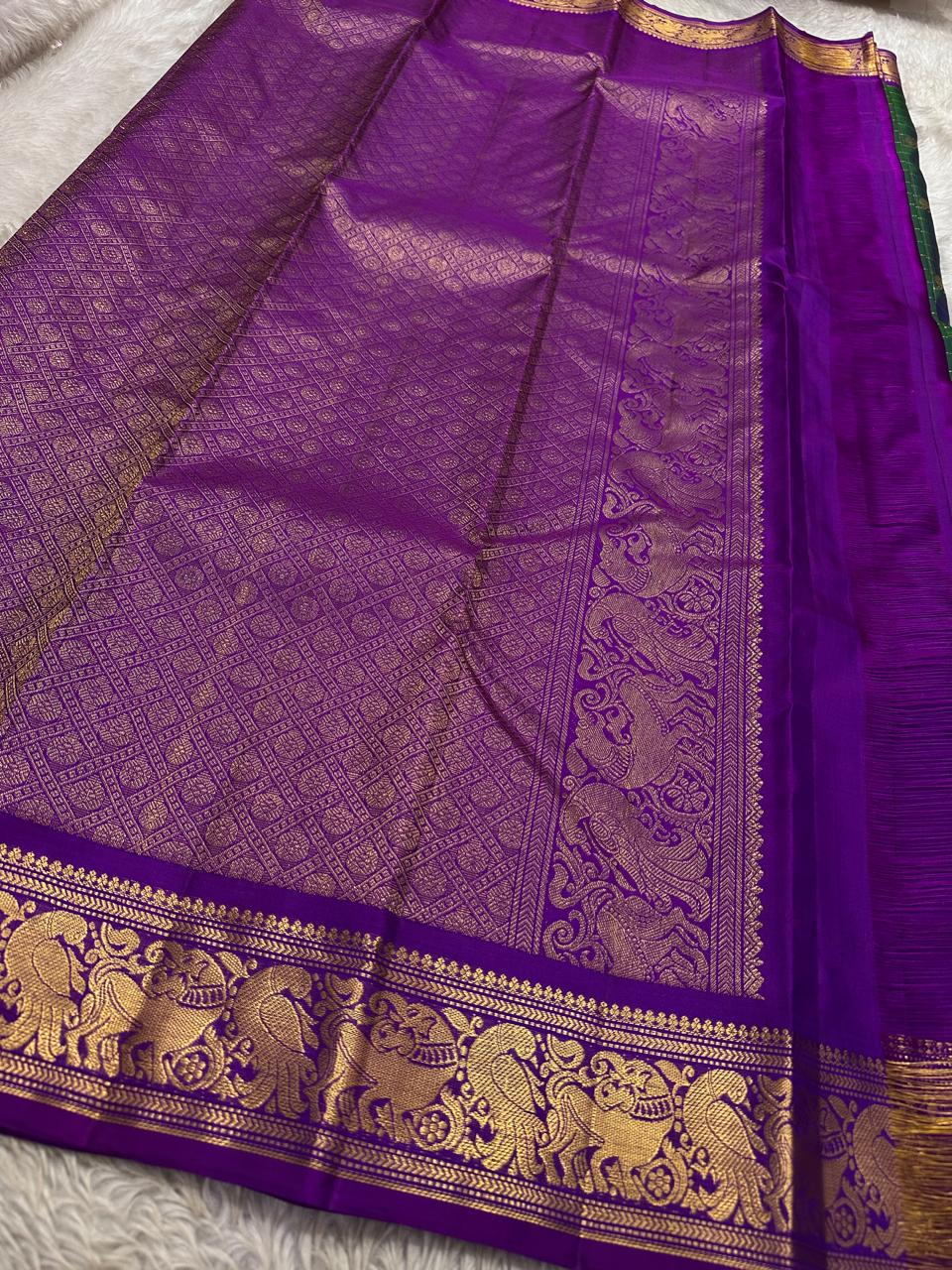 Pachai Sorgavasal Kili — Zari Kattam | Pure Kanchipuram Silk ✨
Emerald-green body with zari kattam checks, kili buttas & grand medallions 💚
Silk Mark Certified • Free Shipping within USA • Ships in Two Weeks ✅