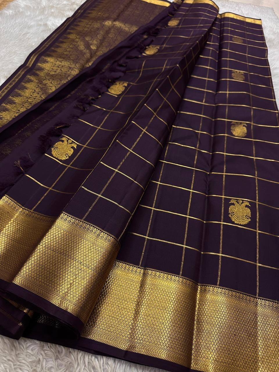 Midnight Plum Kattam Royale
Pure Kanchipuram Silk · Gold Zari Woven Grid
Temple Buttas + Majestic Zari Border Ensemble