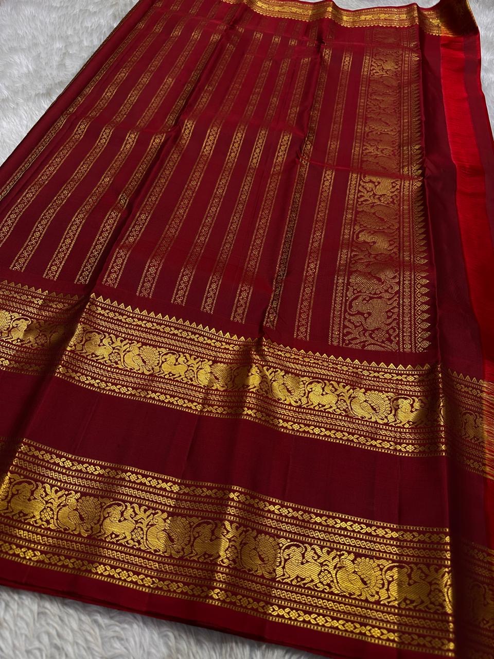 Purnima ✨ – Kumkum-Red & Aubergine Kanchipuram Pure Silk Saree
With Zari Winged Horse Buttas on the Aubergine Body
Grand Gold Annam & Floral Korvai Border with Temple Rekku
Varisaipettu Striped Gold Brocade Pallu with Hand-Knotted Tassels
Silk Mark