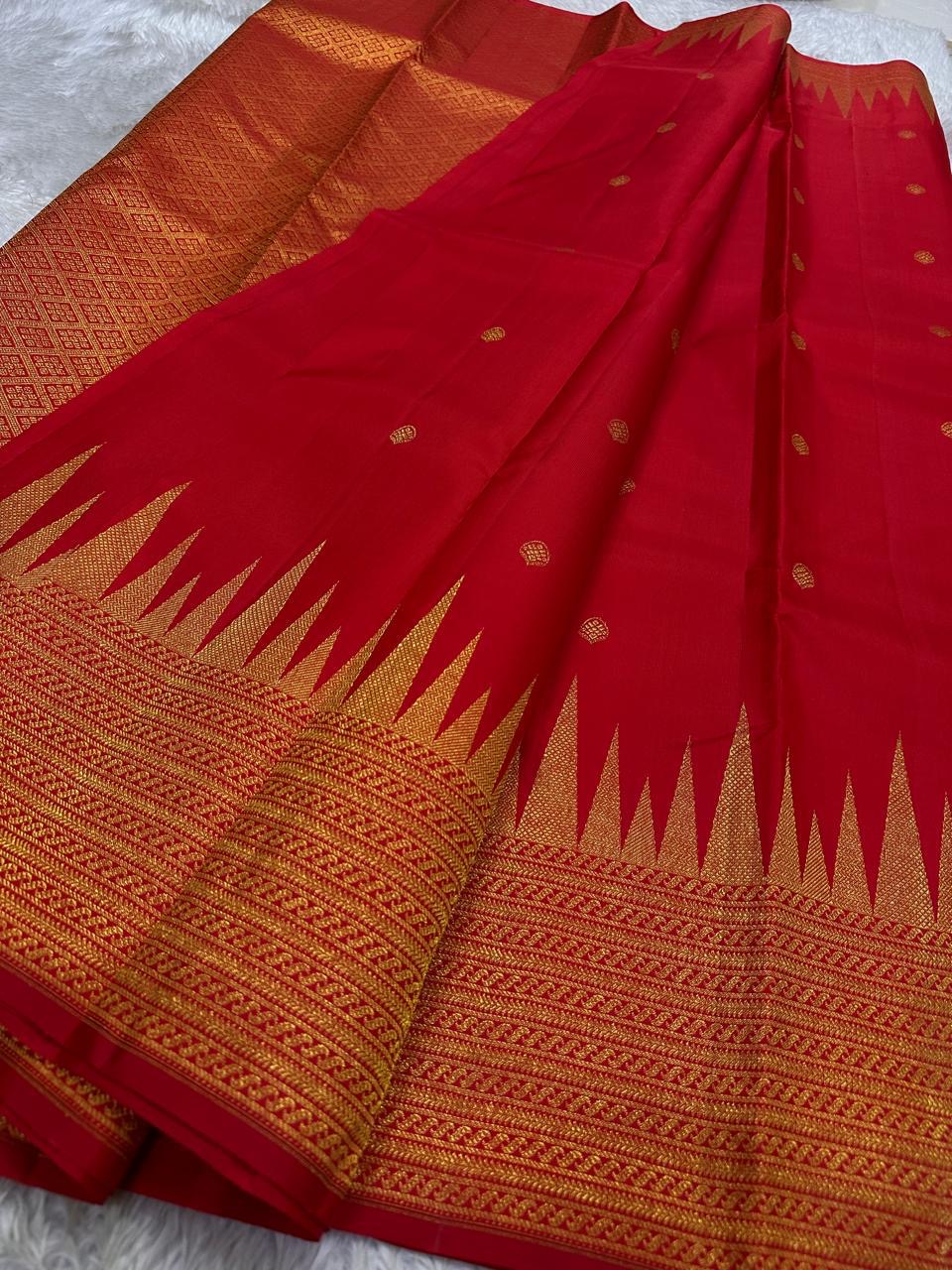 Veena Vermilion -  Red Handloom Kanchipuram