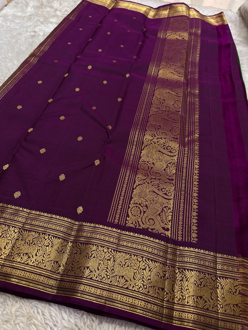 Emerald Plum Maankutti Butta — Pure Kanchipuram Silk Saree
Emerald green body with golden maankutti motifs and a plum korvai border woven in rich zari grandeur.
Silk Mark Certified • Free Shipping within USA • Ships in Two Weeks ✅