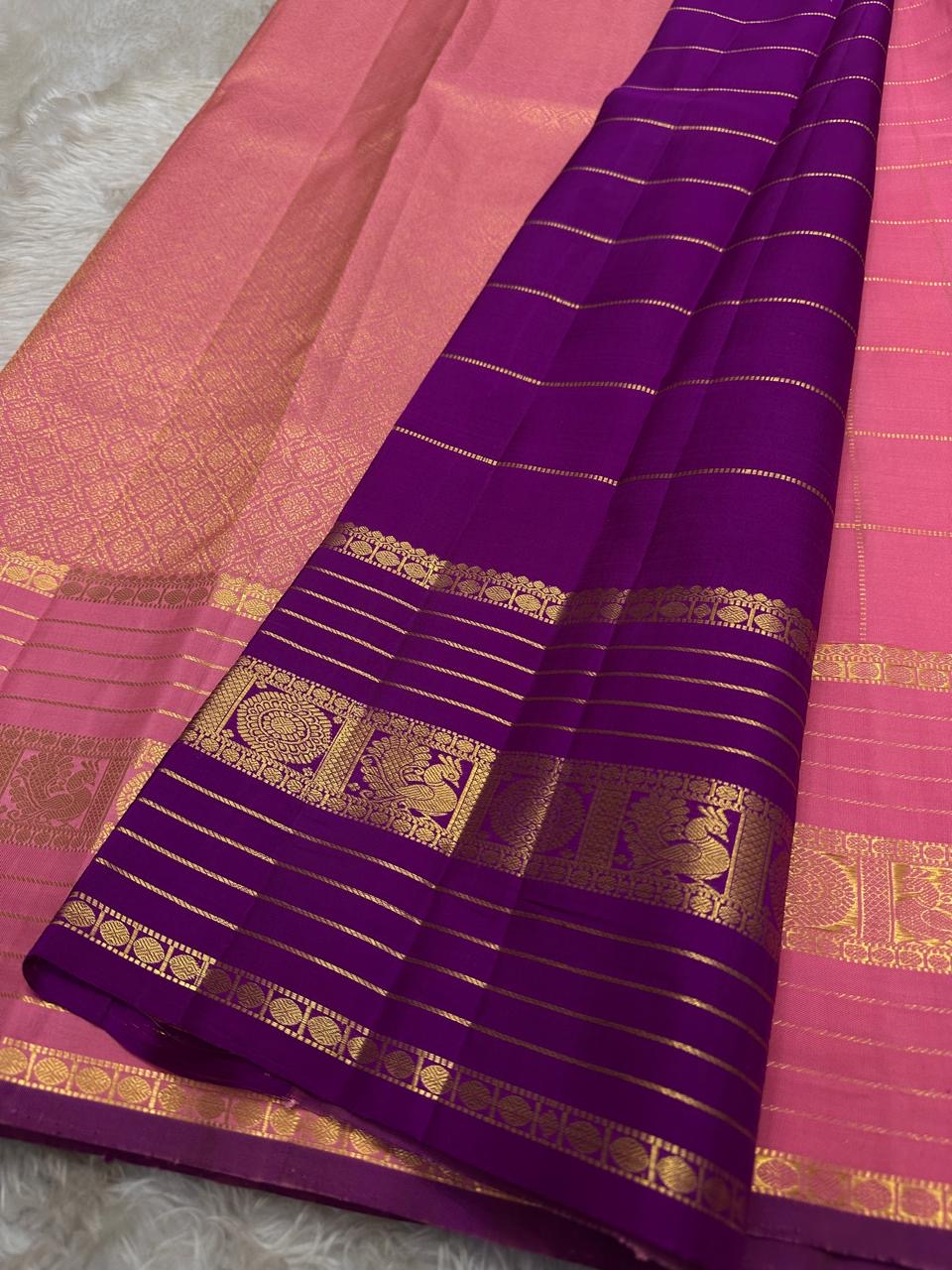 Pankajam 🌸 – Lotus Pink Pure Kanchipuram Silk Saree with Zari Kattam, Dashed Lines, Kolam Motifs, Varisaipet Border with Thandavalam Zari Stripes, Rudrakshpet, Annam & Kamalam Motifs, Deep Magenta-Purple Selvedge & Ornate Pallu