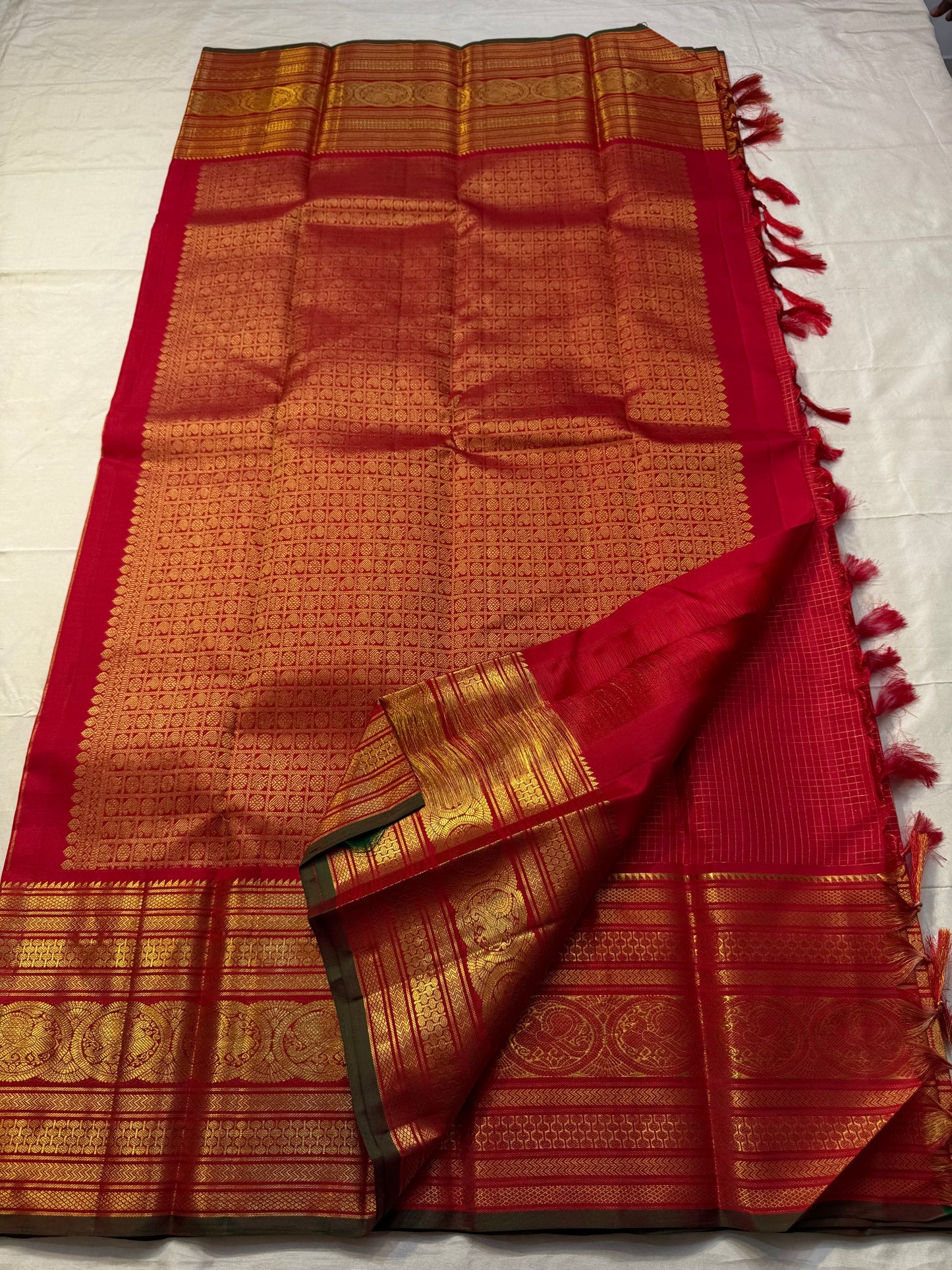 Chandrika — Pure Silk Kanchipuram Saree
Kumkum Red Body with Gold Checks & Coin Buttas | Grand Zari Medallion Borders
Rich Brocade Pallu | Silk Mark Certified ✅ | Free USA Shipping | Ships in Two Weeks ✅