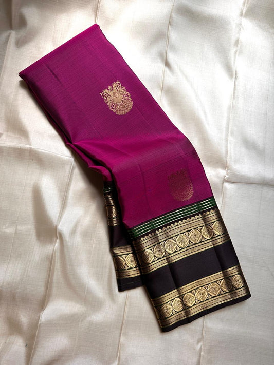 Ishwaryam 💎🌸✨
Jewel Pink Handwoven Kanchipuram Silk Saree with Majestic Gandaberunda Zari Adai Motif 🕊️🌟
Ornate Rettapet Border Featuring Delicate Kamalam Seer Floral Detailing 🌺🪡
Deep Coffee Brown Pallu Adding Warmth and Elegant Contrast ☕🌿
