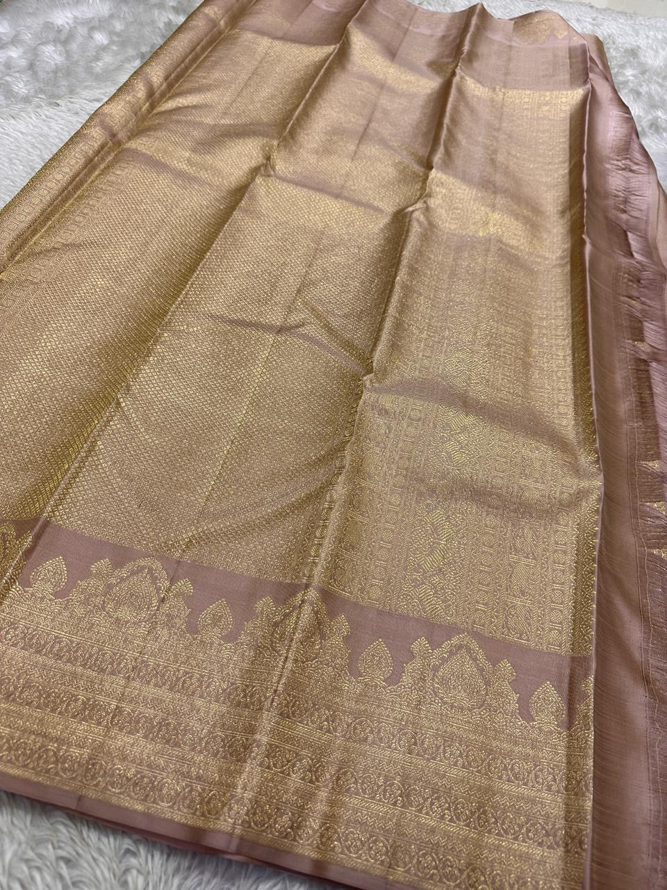 Kemp Kanchi – Mauve Gold | Pure Kanchipuram Silk Saree
Mauve–Dusty Rose Body with Gold Leaf Buttas & Temple Zari Borders
Silk Mark Certified • Free Shipping Within USA • Ships in Two Weeks