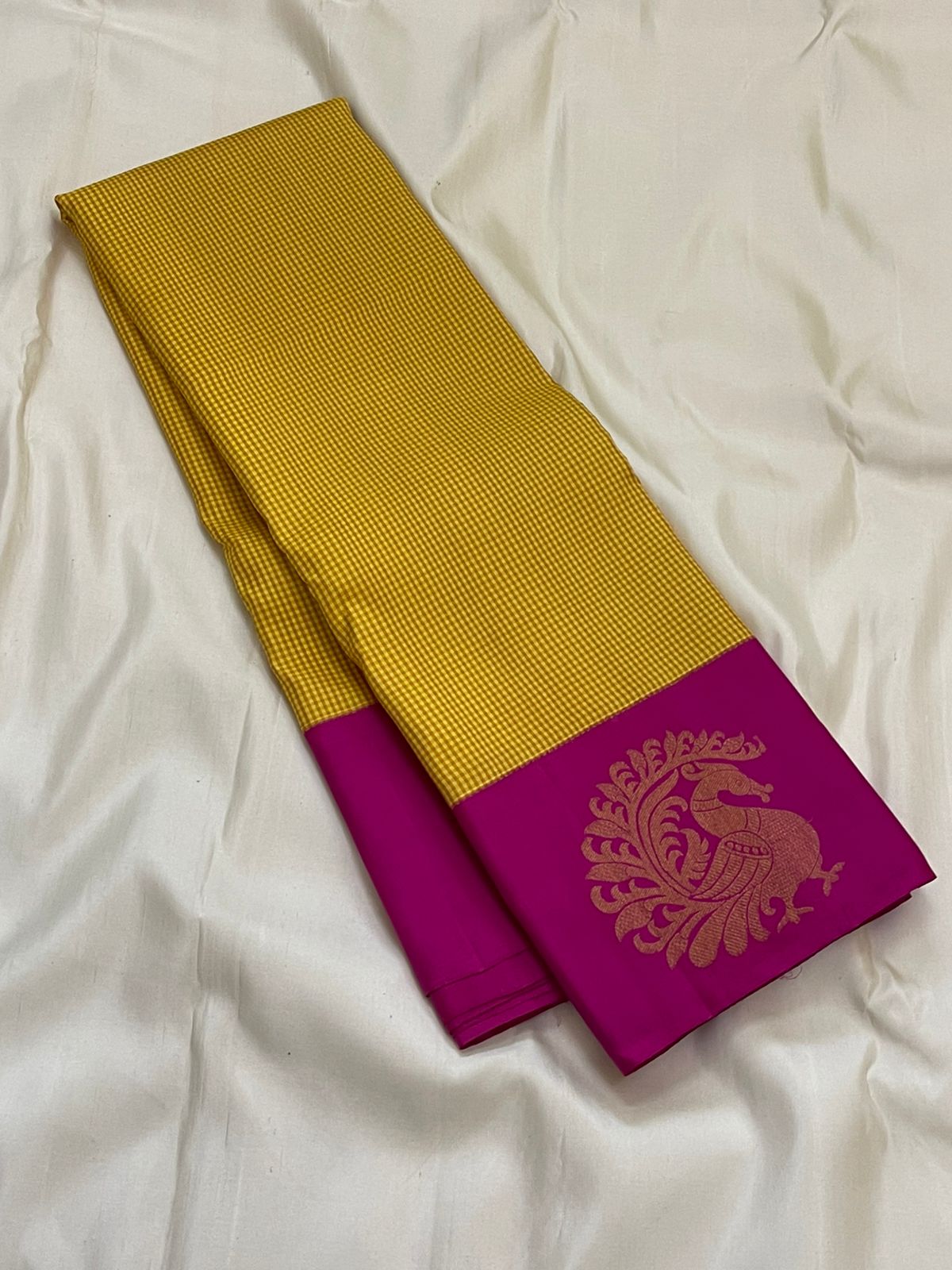 Kanakambari — Pure Kanchipuram Silk Saree (Haldi Yellow × Rani Magenta)
Vibrant haldi-yellow micro-checked body with antique zari peacock motifs on korvai magenta borders
Silk Mark Certified • Fall & Pico Done • Blouse Stitching Available ($30) • Free Shi