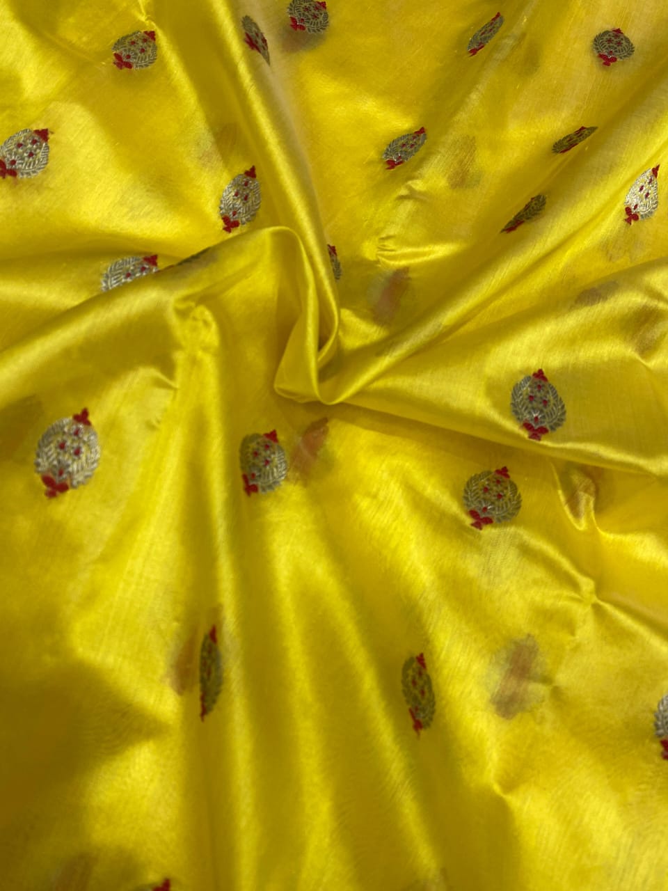 Pure Silk Chanderi – Marigold Yellow with Gold–Silver Buttas
Olive-Silver Kaddi Border & Shimmering Tissue Pallu ✨
Silk Mark Certified • Free Shipping within USA • Ships in Two Weeks