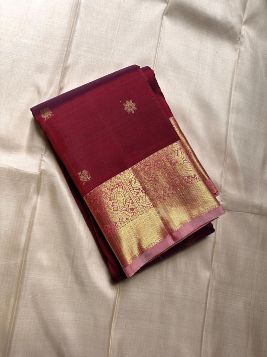 Ragini 🌸✨ – Merlot Cherry Pure Silk Kanchipuram Saree
Exquisite handloom Kanchipuram silk in a rich merlot cherry hue.
Paisley motifs with Kamalam buttas and Mayuri Bavanji border for timeless elegance. Silk mark cert. free delivery