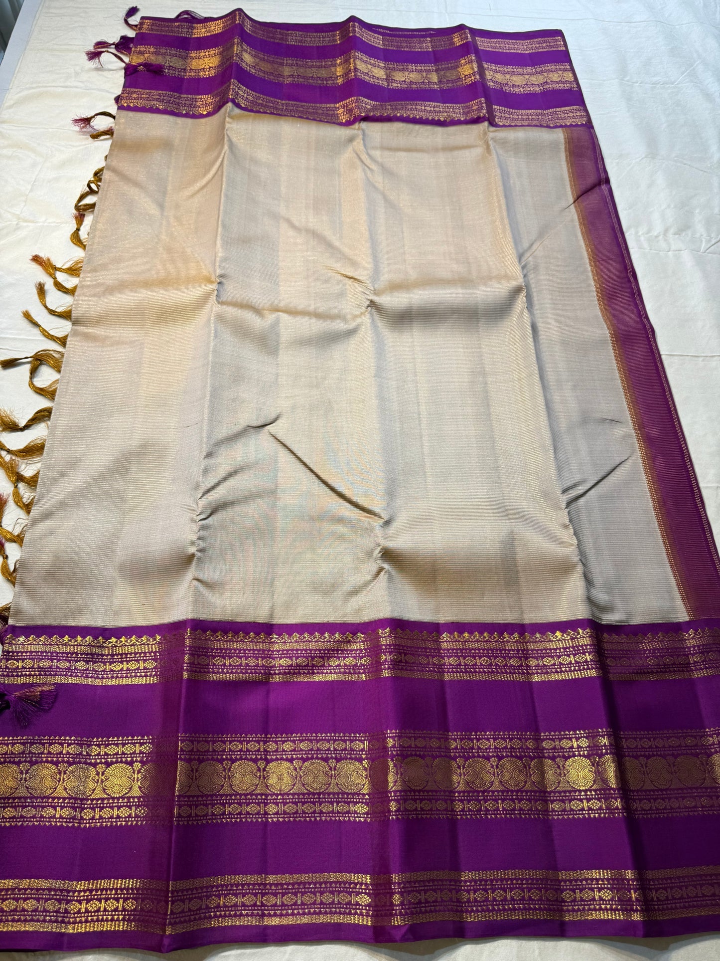 Orchid Vairaoosi ✨ – Pure Kanchipuram Silk Saree with Unique Mupettu Border


Regal Purple Vairaoosi Body with Fine Zari Pinstripes

Silver-Grey Rettapet Contrast with Unique Orchid Purple Mupettu Border