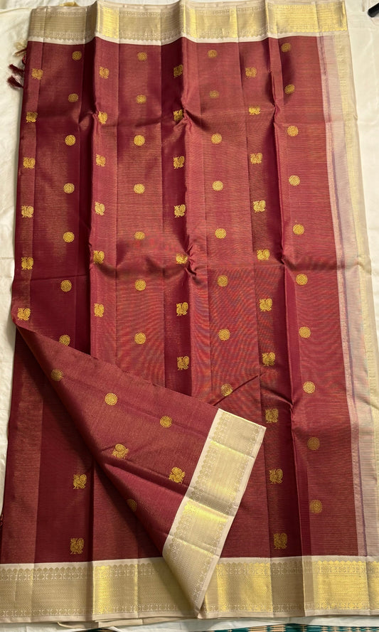 Malar – Earthy Brown Vairaoosi Silk Saree with Kamalam & Chakram Buttas

Accented with a Finely Woven Muthu Seer Zari Border in Gold
Elegant Zari Pallu with Paisley and Chakram Motifs in a Rich Grid Layout
Paired with a Soft Cr