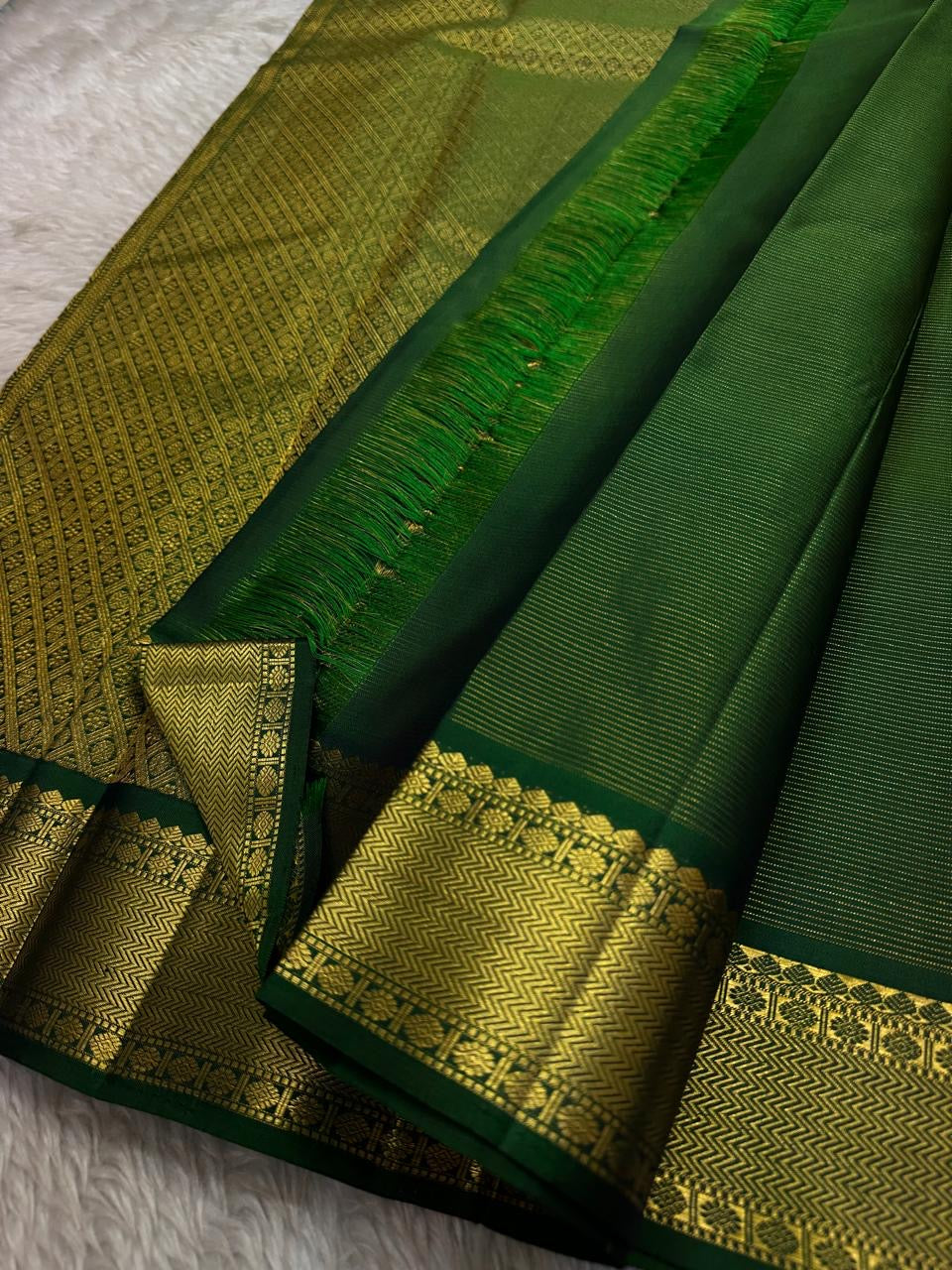 Kili Green ✨
Vairaoosi Pure Silk Kanchipuram Saree
Adorned with graceful Kili (parrot) motifs
Vanki Neli Border with Arai Maadam & Rudhraksham Pet
Opulent Grid Zari Weave with Green Vairaoosi Blouse fabric