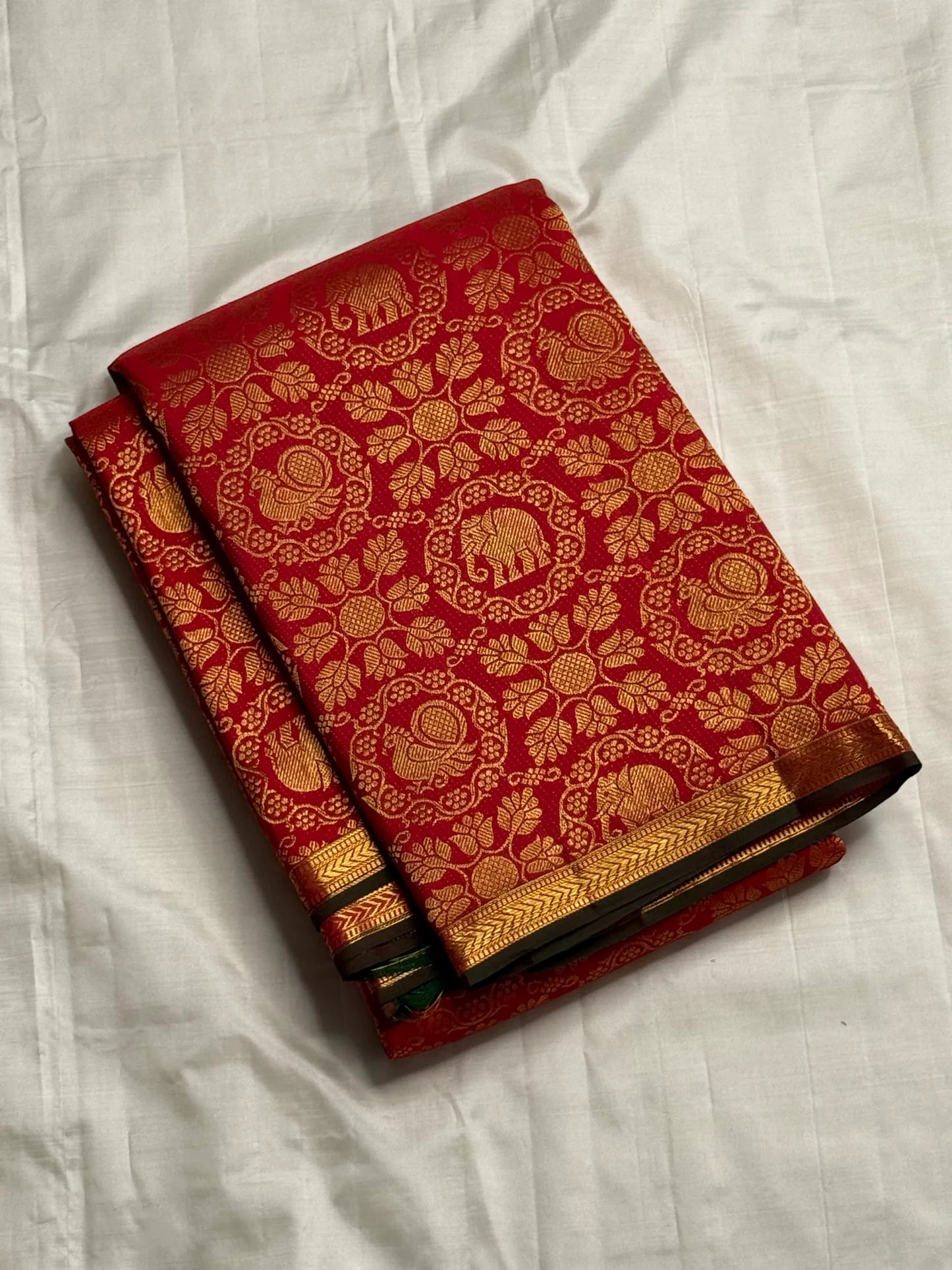 Sindhoor Padma Chakram — Pure Kanchipuram Silk Saree
Sindoor red body with lotus chakram jaal of elephants & paisleys, antique-gold border with green selvedge ✨
Grand brocade pallu & contrast emerald blouse • Silk Mark Certified • Free Shipping within USA