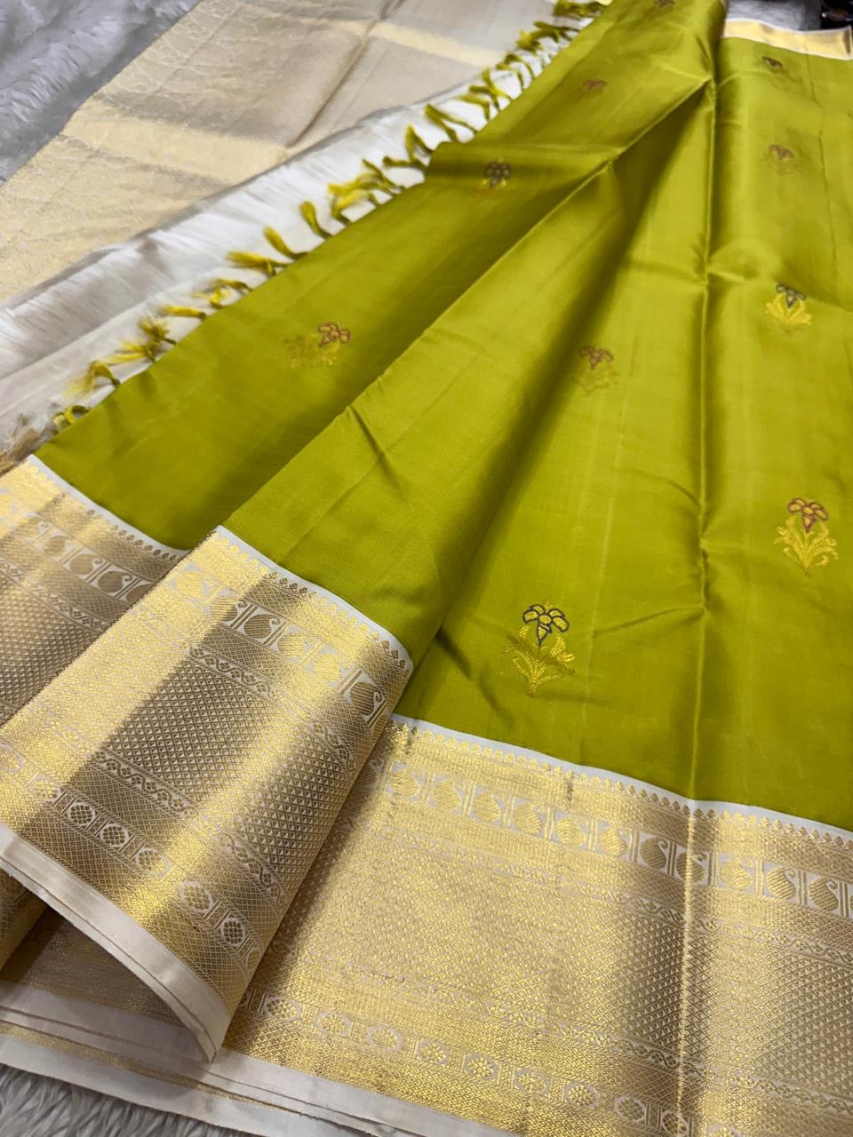 Ivory Olive Green — Pure Handloom Kanchipuram Silk Saree 🌿
Olive Green Body with Floral Zari Buttas & Contrast Ivory Brocade Border ✨
Silk Mark Certified • free shipping within  USA ships in two weeks