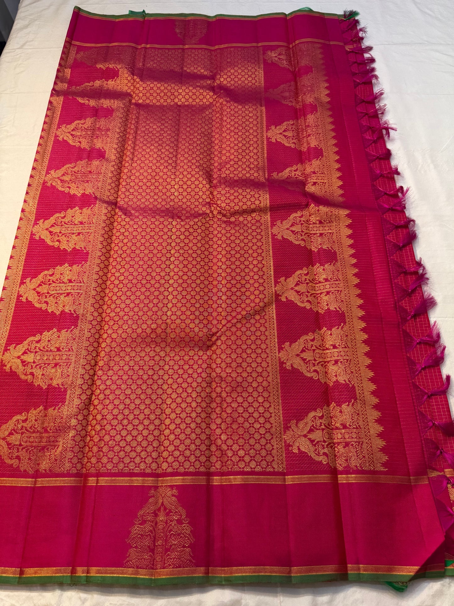 Magenta Mayuram — Pure Kanchipuram Silk Saree ✨
Rani Pink Body with Gold Paisley Buttas & Temple Vriksha Motif 🌸
Silk Mark Certified • free shipping within Usa ,ships in two weeks