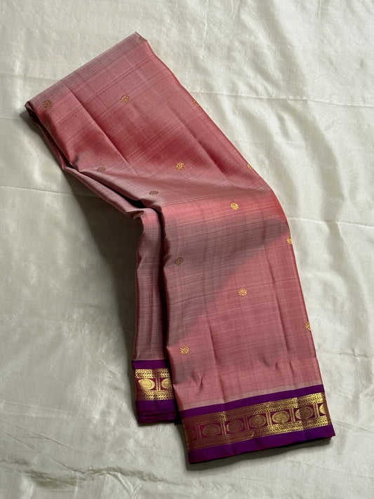 Rose Blush Coin Butta
Pure Silk Kanchipuram Saree
Honey-Pink Body with Gold Coin Buttas
Contrast Royal-Purple Korvai Border & Grand Zari Pallu
Silk Mark Certified | Fall & Pico Done | ships in 2 weeks ✅