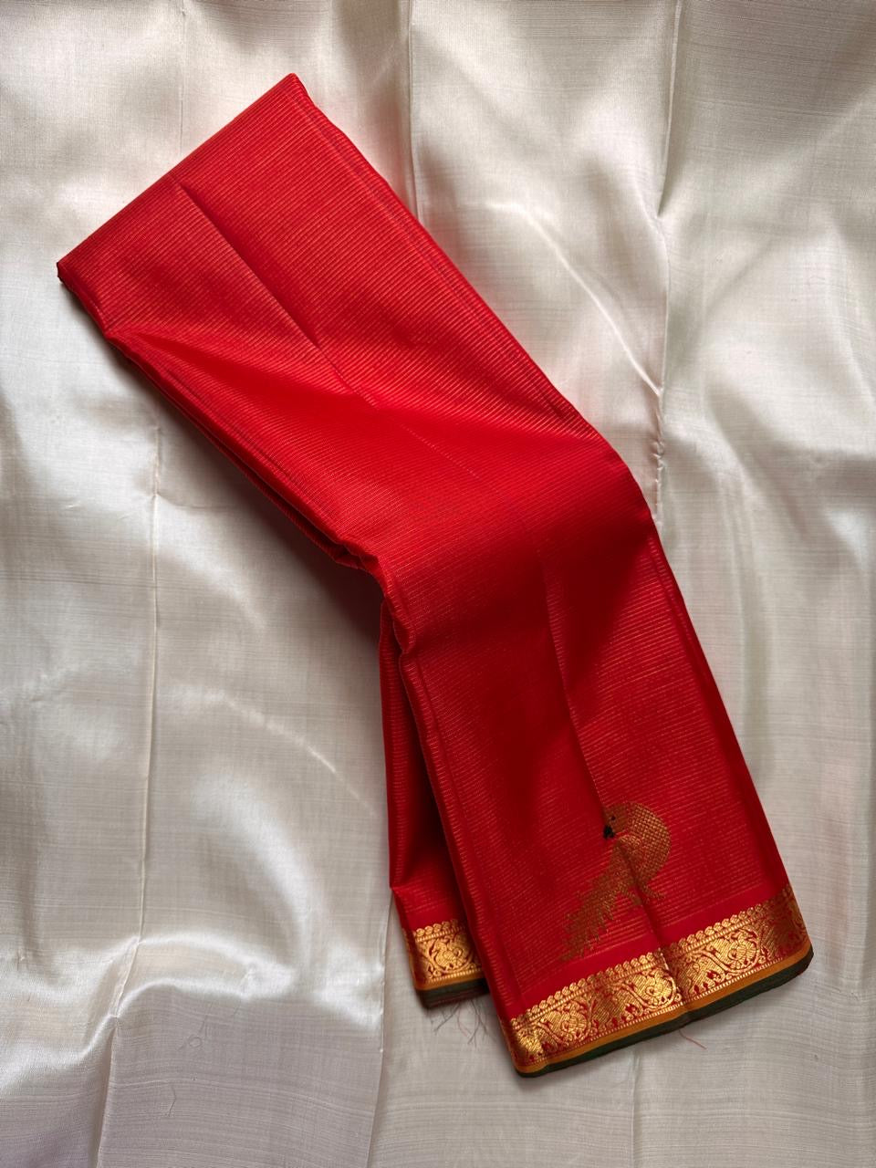 Pavazha Mayil Vairaoosi — Pure Kanchipuram Silk Saree
Vermilion red body with fine vairaoosi stripes & zari-woven mayil motifs
Silk Mark Certified • Blouse Stitching ($30) • Free Shipping within USA • Ships in Two Weeks