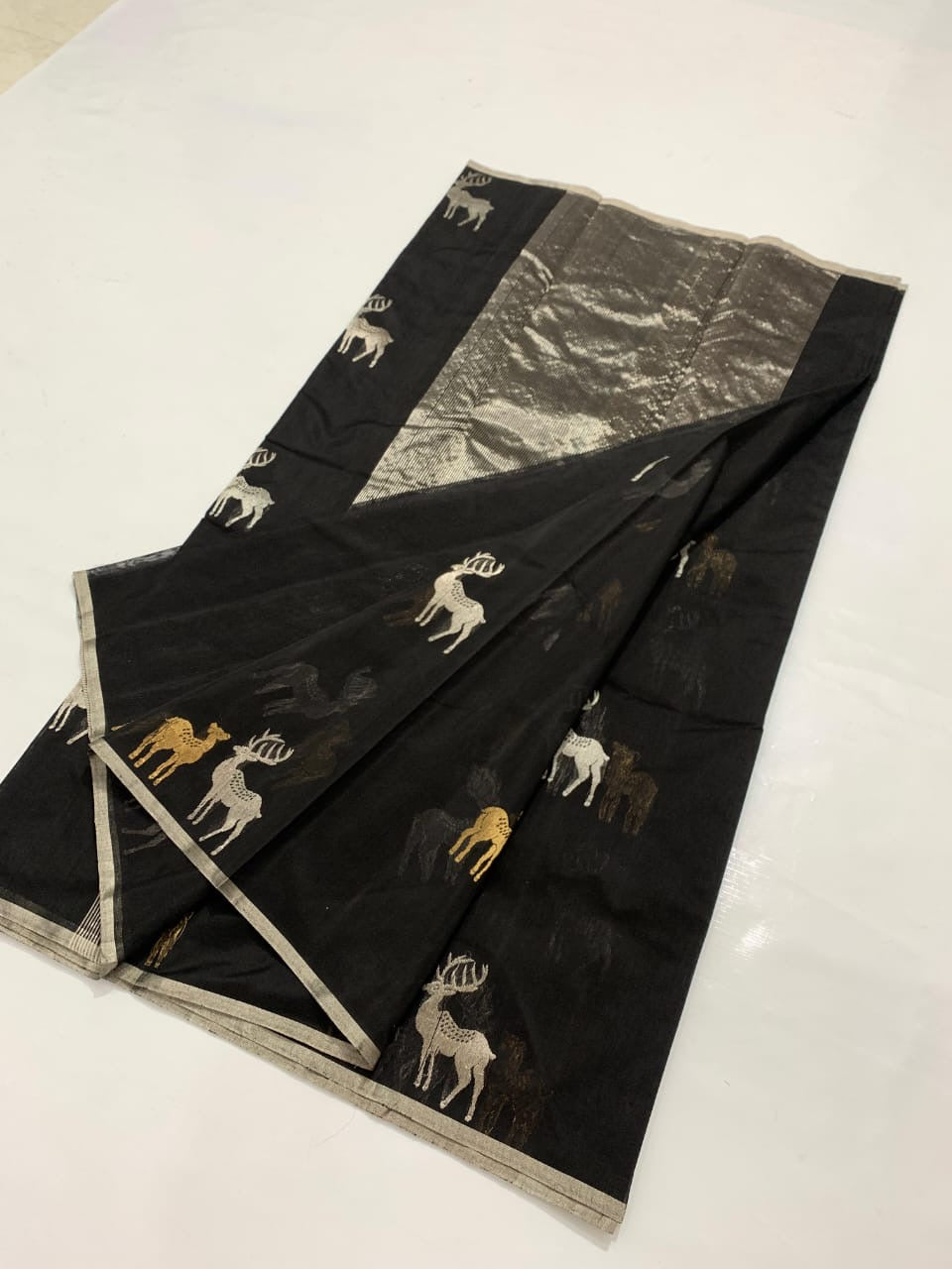 Pure Silk Chanderi – Black with Stag Motifs & Silver Tissue Pallu
Handwoven black silk Chanderi with gold & silver stag buttas, sleek silver border, and shimmering tissue pallu ✨
Silk Mark Certified • Fall & Pico Done • Blouse Stitching Available ($30) •