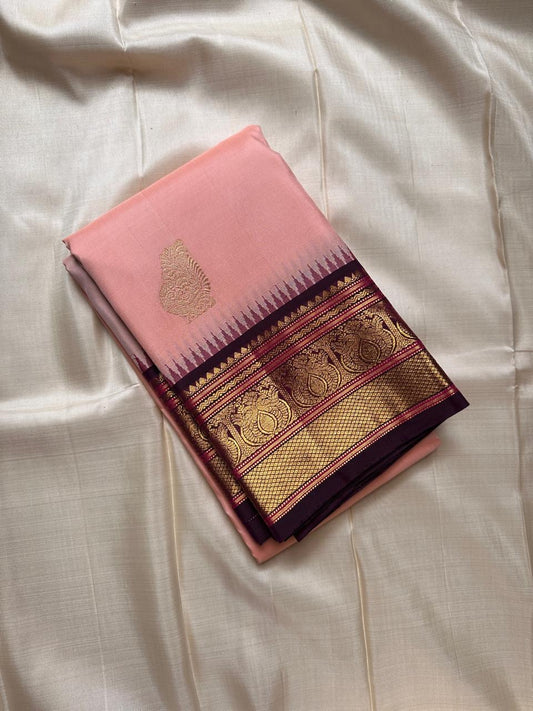 Mohana peach 🌸✨ – Graceful Peach Pure Kanchipuram Silk Saree with Handwoven Zari Peacocks 🦚, Deep Purple Peacock Border 💜🦚, Pillayar Moggu Detailing 🌺, & Intricately Woven Grid Zari Pallu 🎀💛
