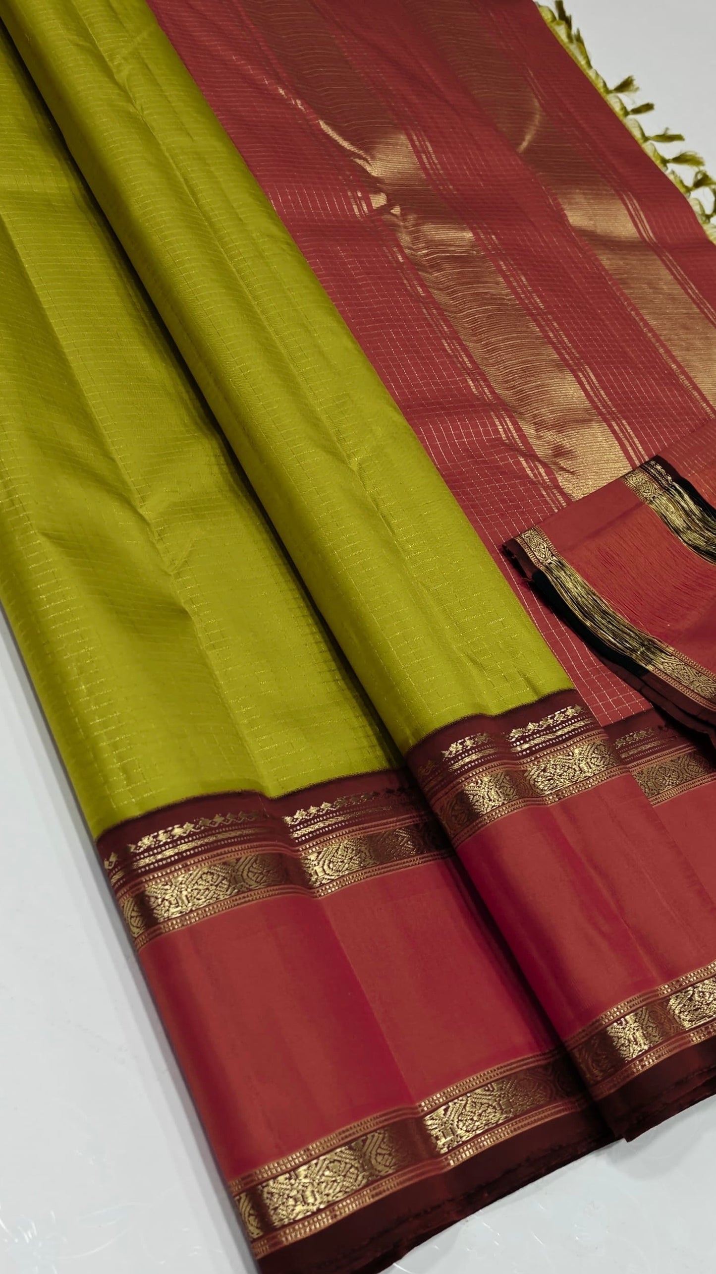 Poornima — Pure Kanchipuram Silk Saree (Lime Green × Sindhoor Red)
Elegant haritha-lime body with subtle self-checks and rich sindhoor-red korvai borders in pure zari weave
Silk Mark Certified • Fall & Pico Done • Blouse Stitching Available ($30) • Free S