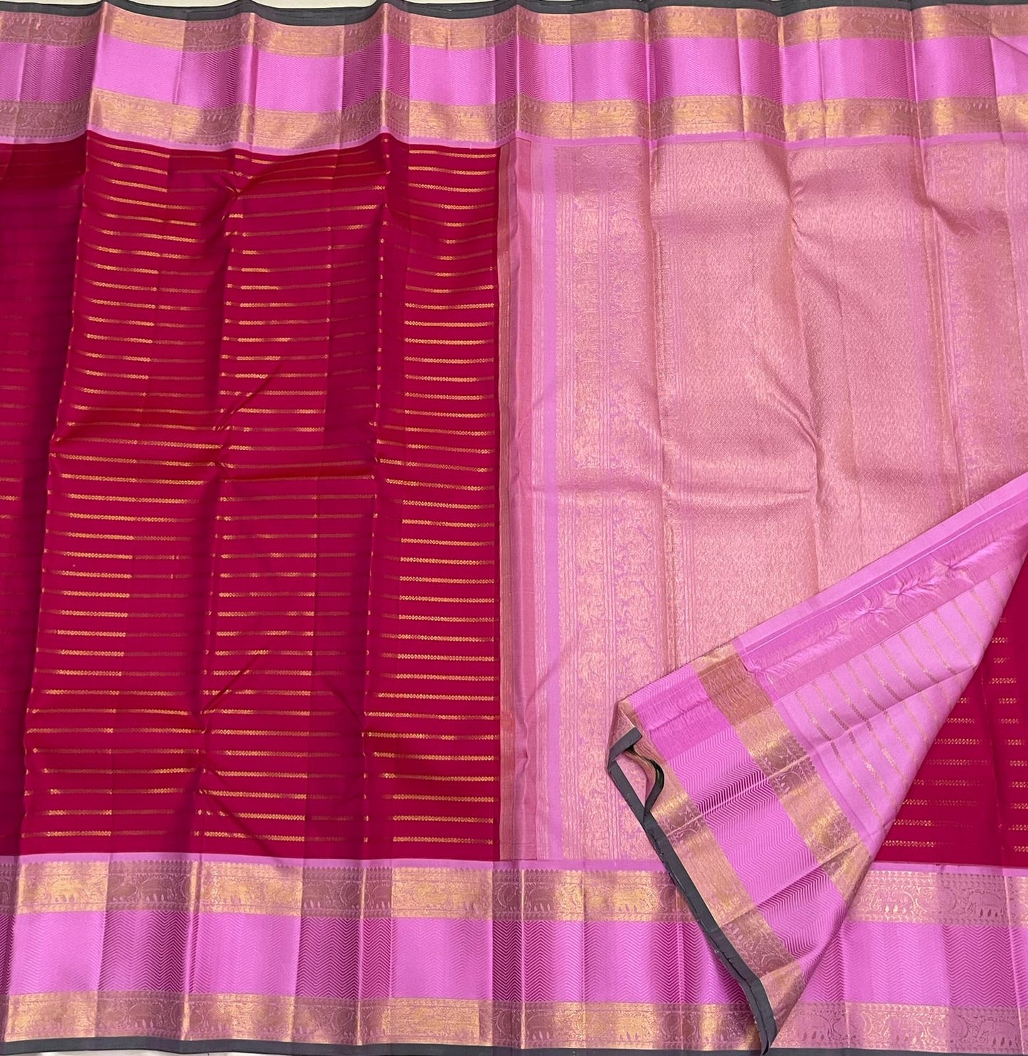 Peony Sringara Velthari — Pure Kanchipuram Silk Saree
Rani magenta body with gold velthari stripes and peony-pink chevron zari border
Silk Mark Certified • Free Shipping within USA • Ships in Two Weeks ✅
