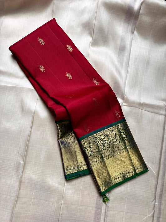❤️💚 

Kemp Pachai – Wine Red & Emerald Green Kanchipuram


✨ Pure Silk | Silk Mark Certified | Handloom Kanjivaram ✨

🌸 Wine Red Body with Gold Mankolam Buttas

💚 Emerald Green Korvai Border with Floral Brocade

🚚 Ships in 2 Weeks | Free USA Shippi