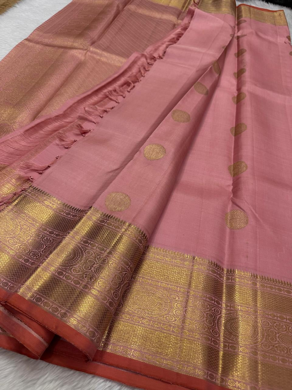 Malini – Pale Pink Pure Silk Kanchipuram Saree with 4G Gold Zari Lotus Buttas and Temple Motif Border
A delicate pale pink drape handwoven in pure silk with shimmering 4G gold zari lotus buttas all over the body.