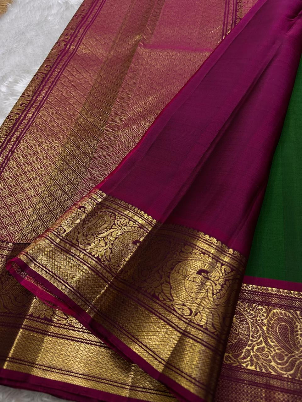 Pure silk kanchipuram Green and magenta pink saree with flower chakram butta all over the body.Grand detailed pallu