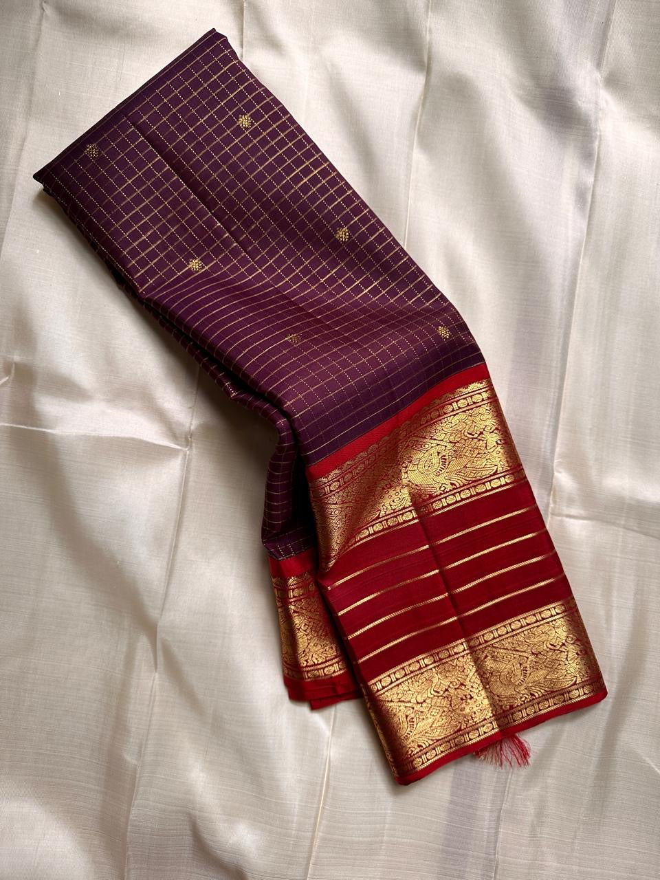 Temple Crimson ✨ – Pure Kanchipuram Silk Saree
Bridal Crimson Red Silk with Regal Gold Zari Weave
Broad Brocade Borders with Peacock & Paisley Motifs
Majestic 2g Pallu with Intricate Heritage Patterns

Silk Mark Certified, delivery in 2 weeks