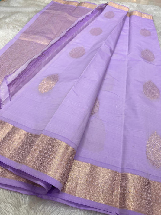Thamarai Lilac — Pure Kanchipuram Silk Saree
Pastel Lilac with Rose-Gold Zari Leaf Buttas & Diamond Jaal Pallu
Silk Mark Certified • Free Shipping within USA • Ships in Two Weeks